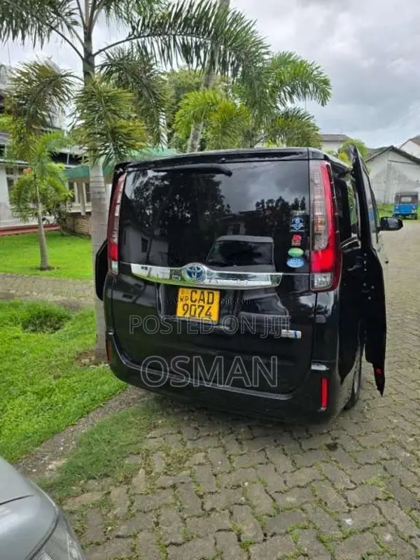Toyota Noah Voxy 2014 Van (Used)