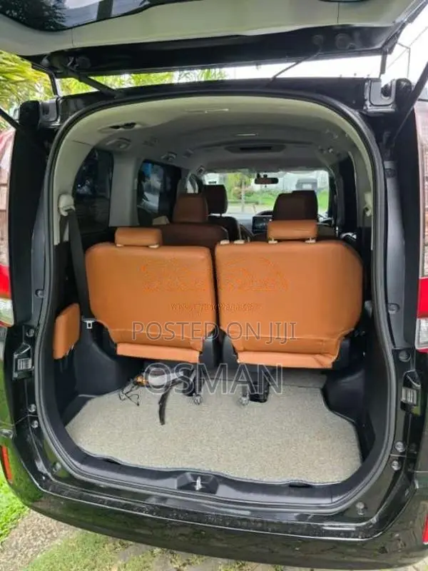 Toyota Noah Voxy 2014 Van (Used)
