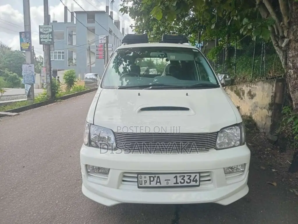 Toyota Noah 2000 Van (Used)