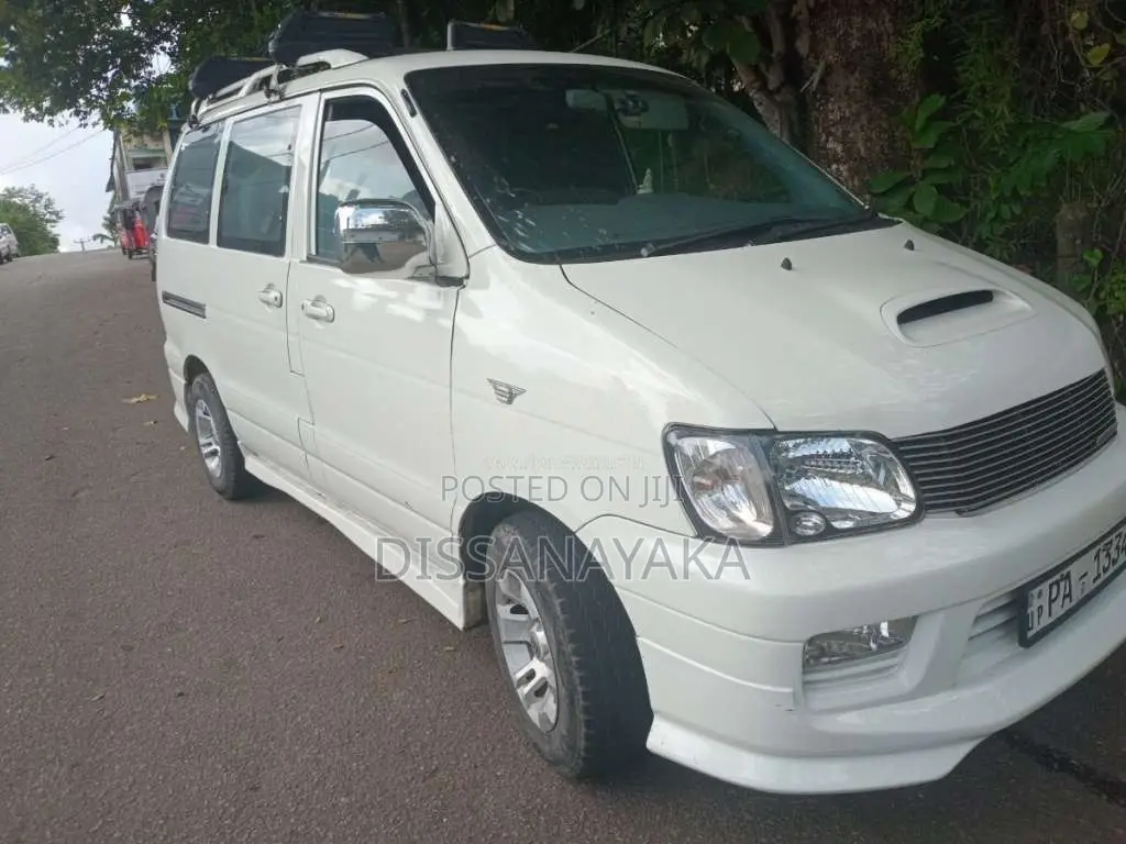 Toyota Noah 2000 Van (Used)