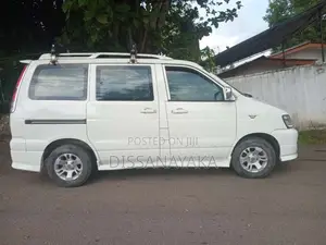 Toyota Noah 2000 Van (Used)