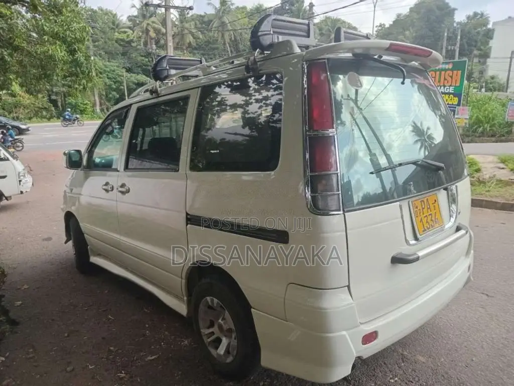 Toyota Noah 2000 Van (Used)