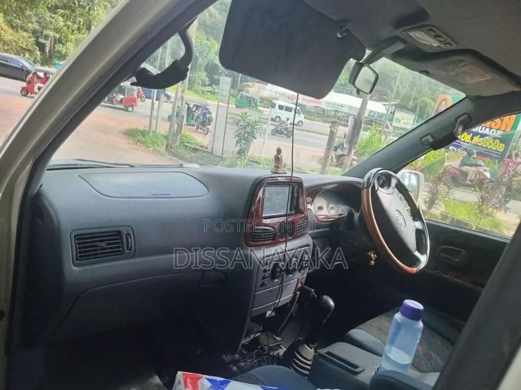 Toyota Noah 2000 Van (Used)