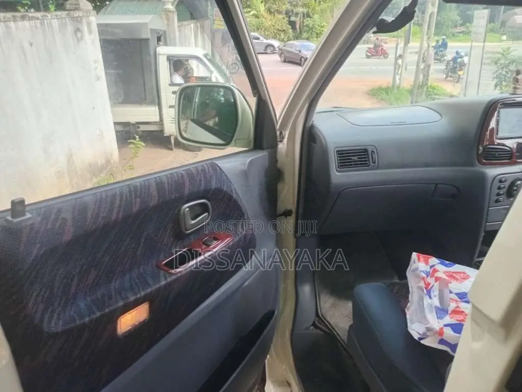 Toyota Noah 2000 Van (Used)