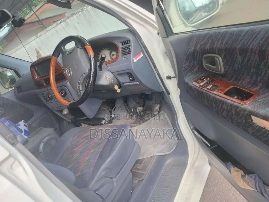 Toyota Noah 2000 Van (Used)