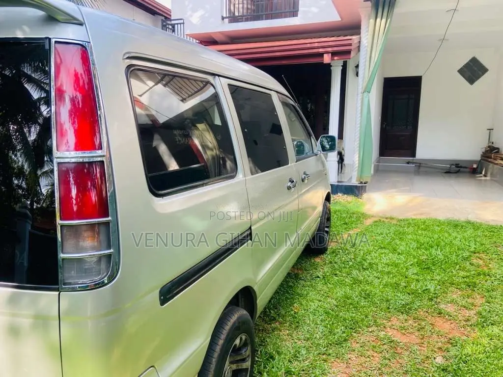 Toyota Noah 1999 Van (Used)