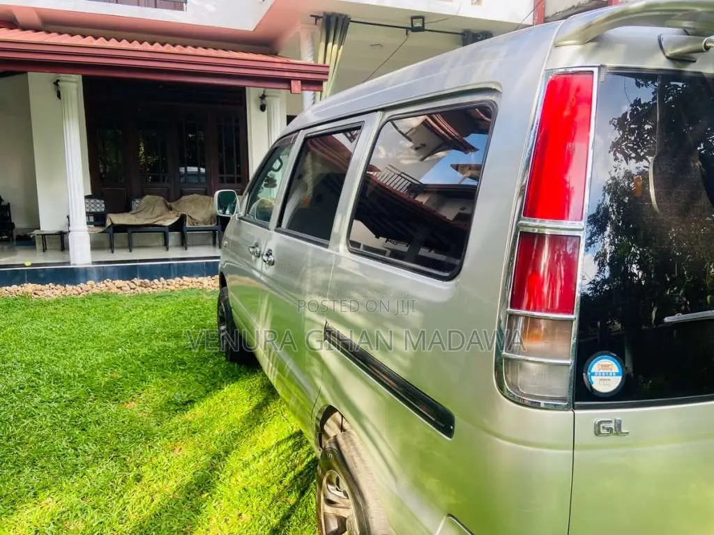 Toyota Noah 1999 Van (Used)