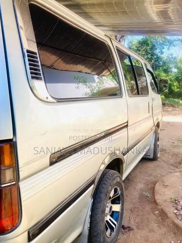 Toyota Dolphin 1993 Van (Used)