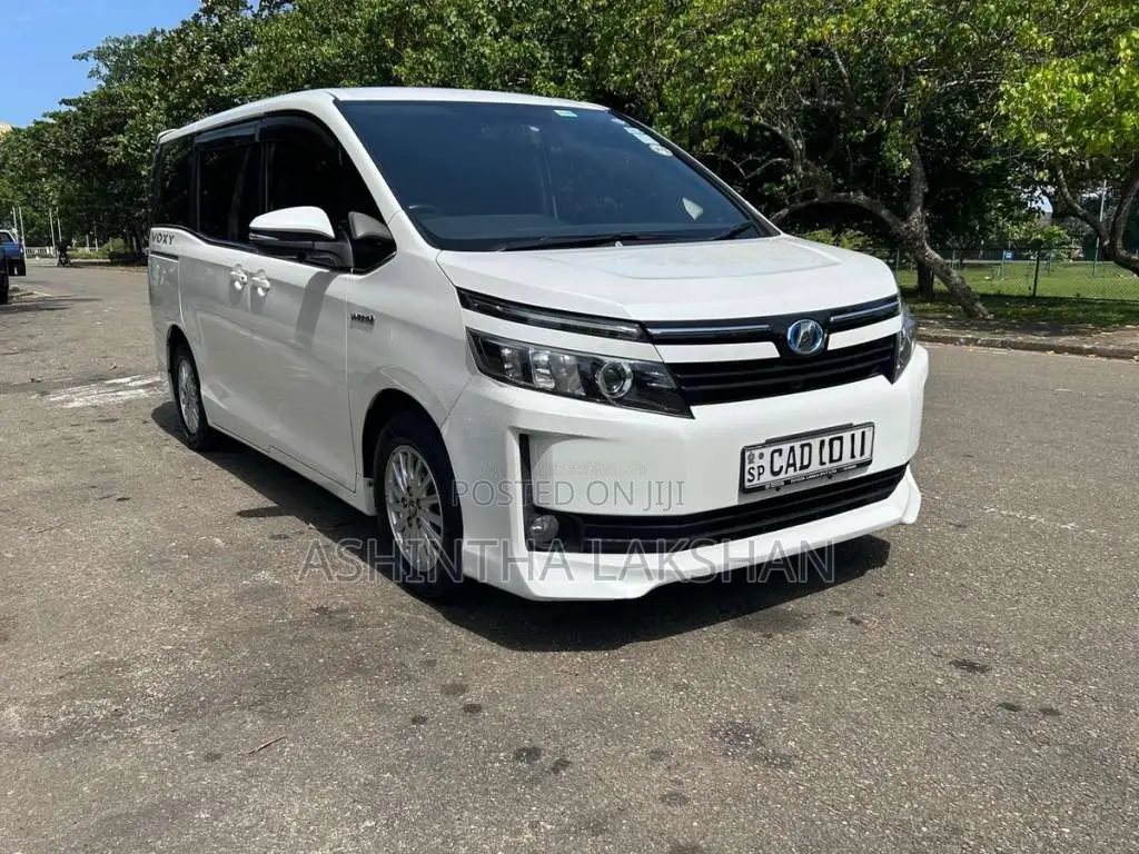 Toyota Voxy 2014 Van (Used)