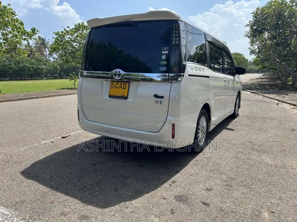 Toyota Voxy 2014 Van (Used)
