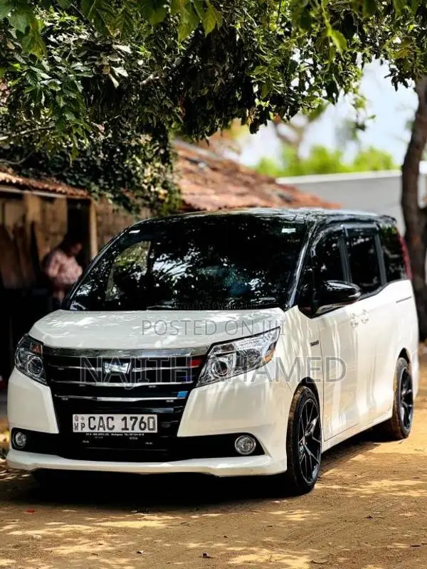 Toyota Voxy Noah 2014 Van (Used)