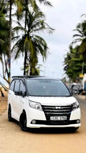 Toyota Voxy Noah 2014 Van (Used)