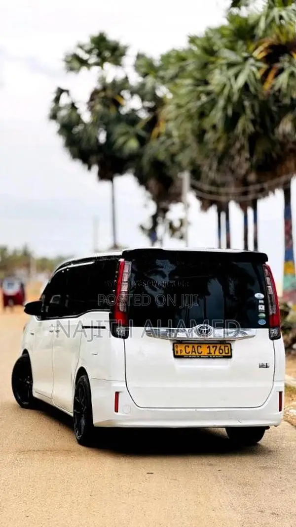 Toyota Voxy Noah 2014 Van (Used)