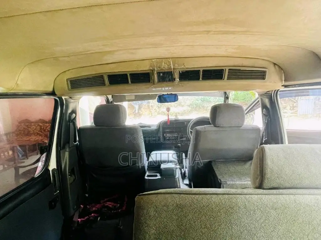 Toyota Dolphin 2004 Van (Used)