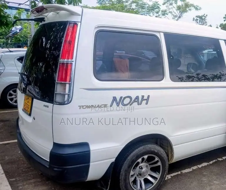 Toyota Noah KR42 2002 Van (Used)