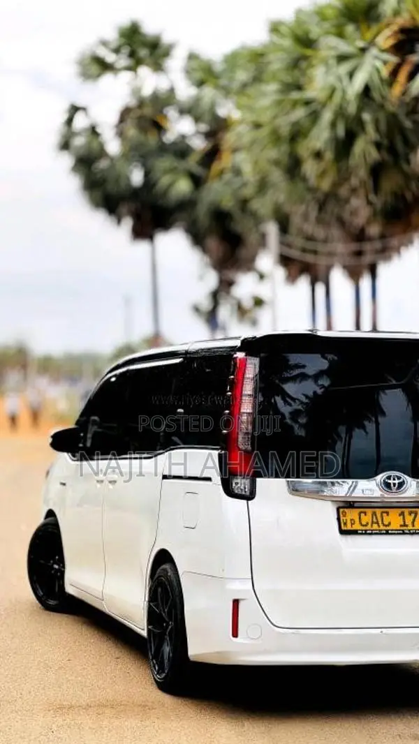 Toyota Voxy Noah 2014 Van (Used)