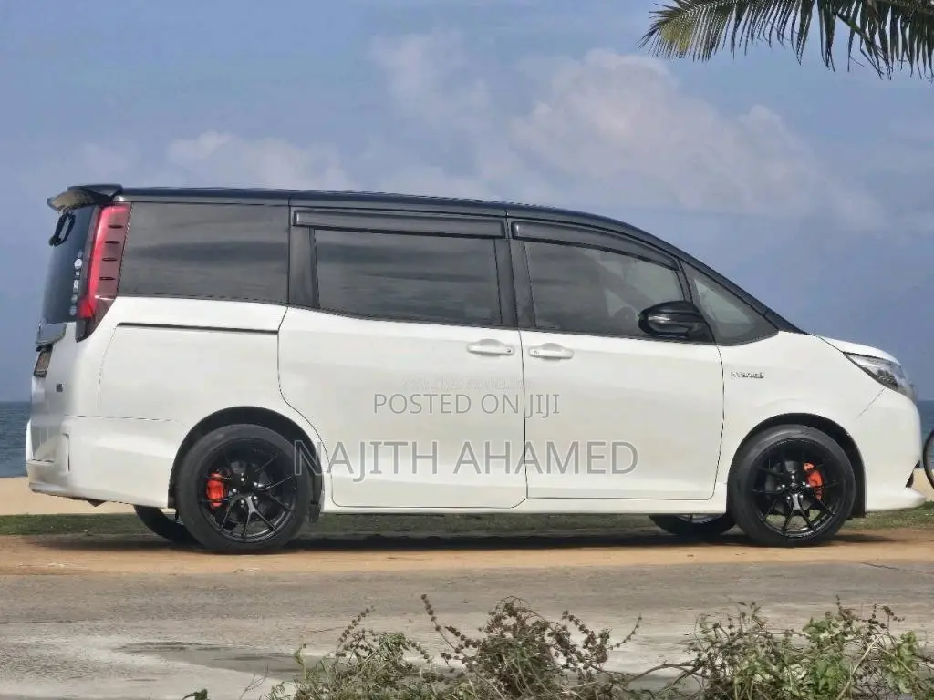 Toyota Voxy Noah 2014 Van (Used)