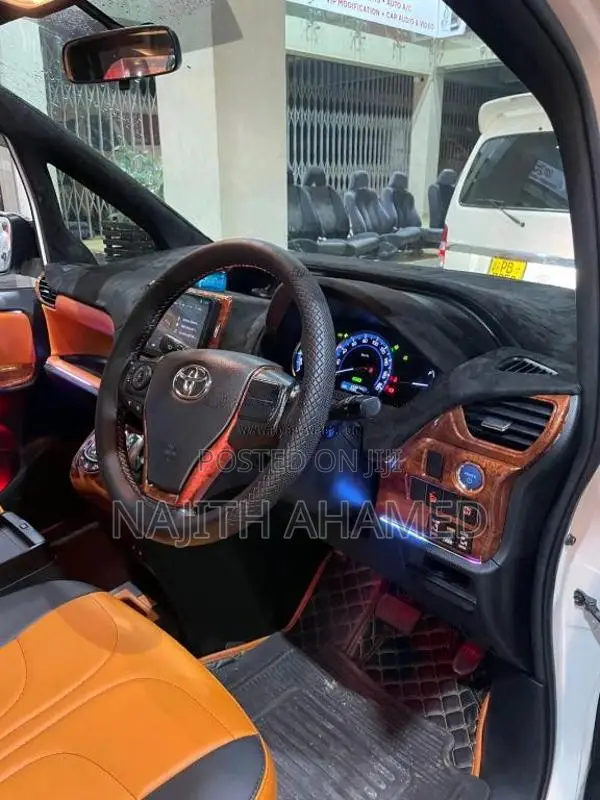 Toyota Voxy Noah 2014 Van (Used)