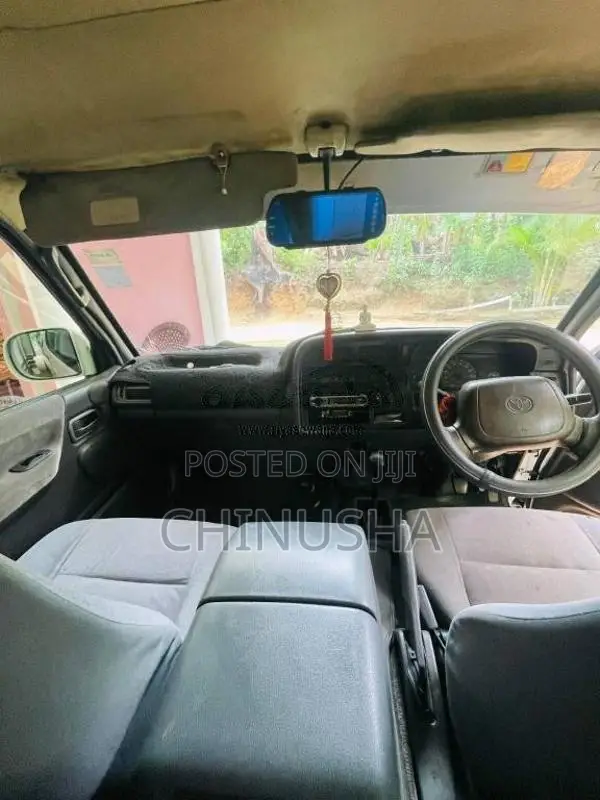 Toyota Dolphin 2004 Van (Used)
