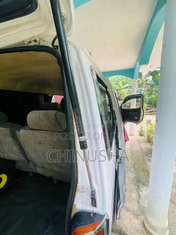 Toyota Dolphin 2004 Van (Used)