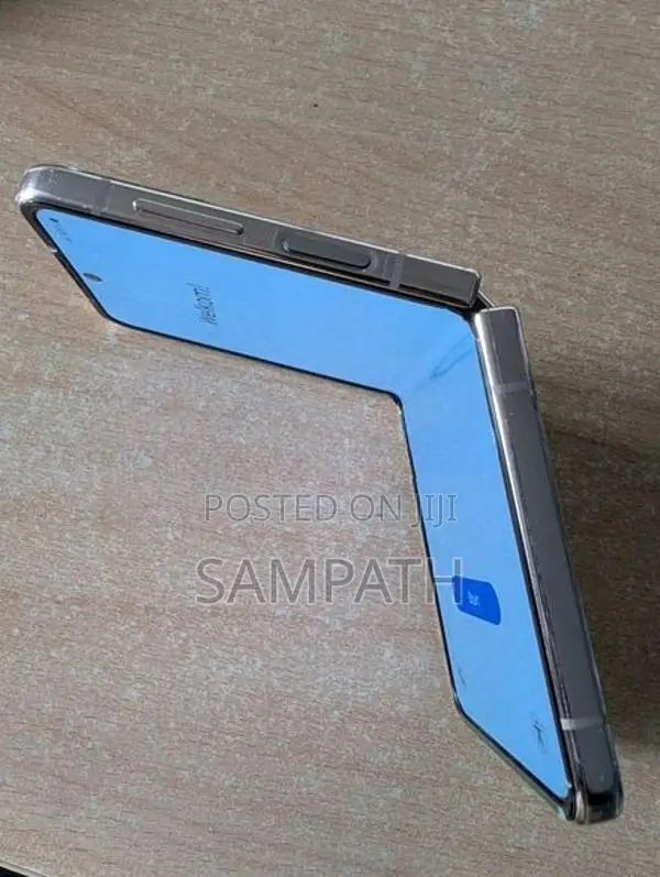 Samsung Galaxy Z Flip (Used)