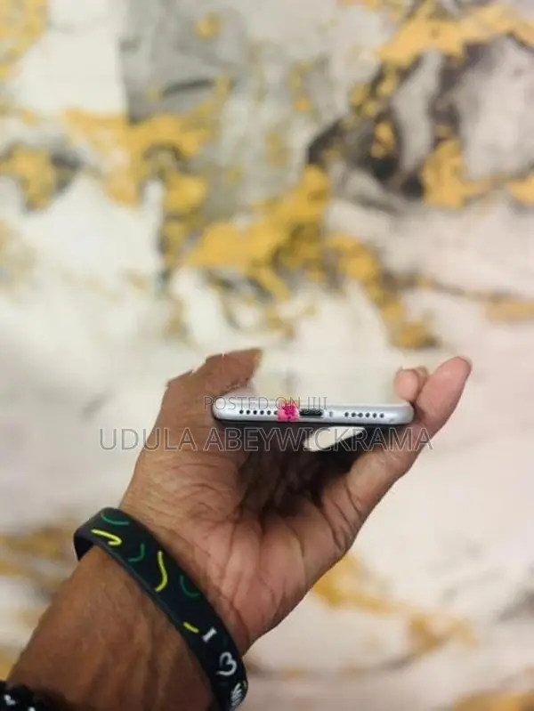 Apple iPhone SE 2 (Used)