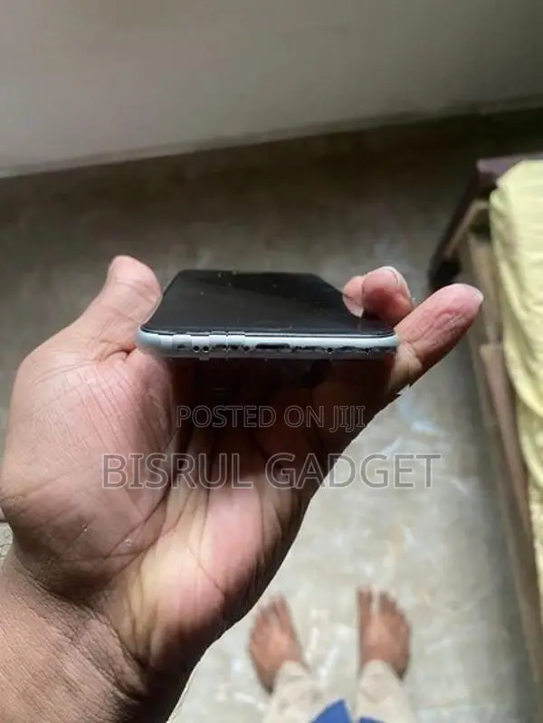 Apple iPhone SE 2 2020 (Used)