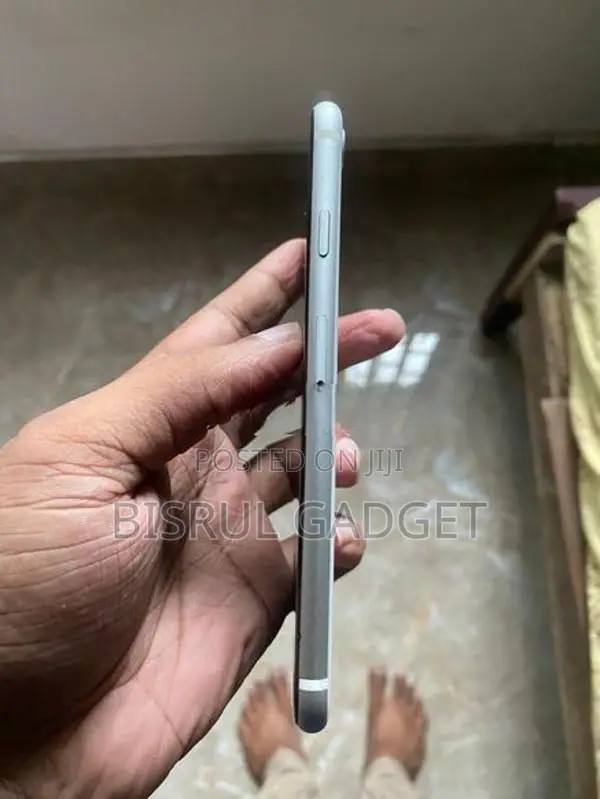 Apple iPhone SE 2 2020 (Used)