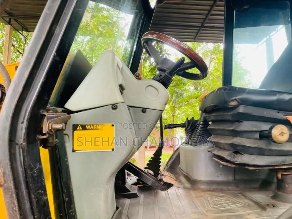 JCB 3CX 2001 Heavy-Duty (Used)