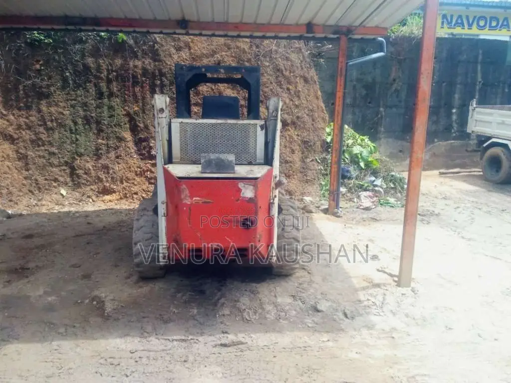 CAT BobTCM 725 2000 Heavy-Duty (Used)
