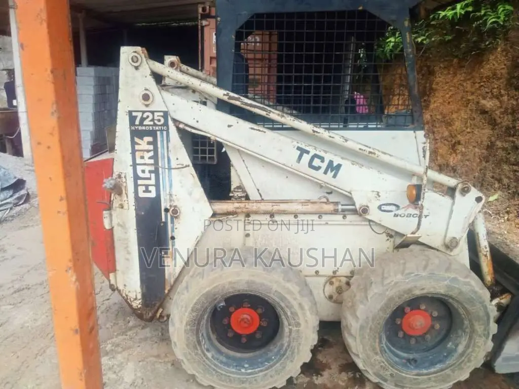 CAT BobTCM 725 2000 Heavy-Duty (Used)
