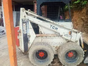 CAT BobTCM 725 2000 Heavy-Duty (Used)