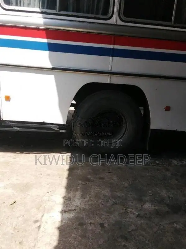 Ashok-Leyland Hino 2006 Bus (Used)