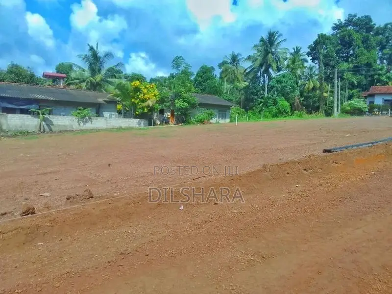 Udugampala නගර සීමාවෙන් වටිනා බිම් කොටස් කිහිපයක්