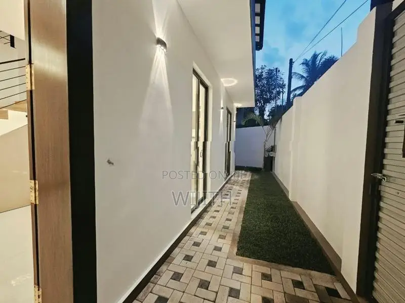 ARCHITECT DESIGNED MODERN TWO STOREY HOUSE FOR SALE IN KOTTAWA