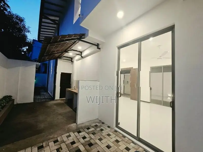ARCHITECT DESIGNED MODERN TWO STOREY HOUSE FOR SALE IN KOTTAWA