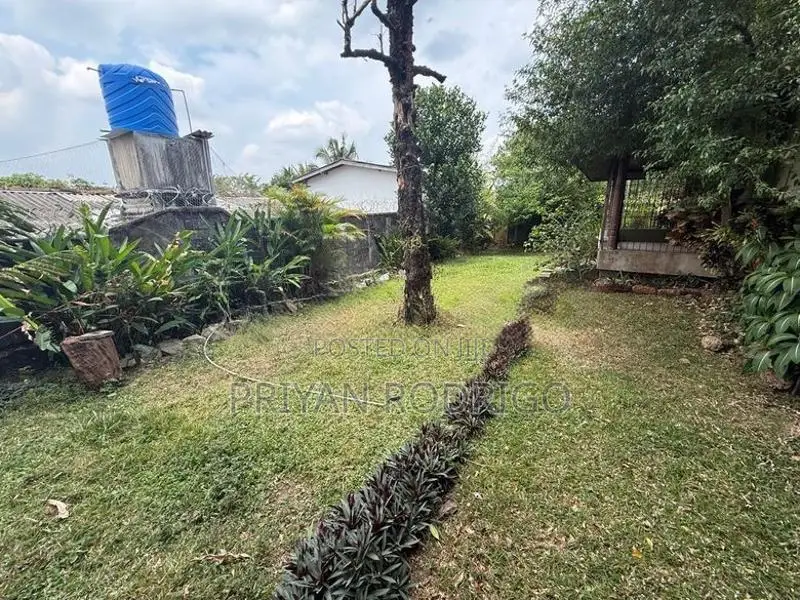 Thalawathugoda Temple Road 25 Perches of Land with an old House for Sa