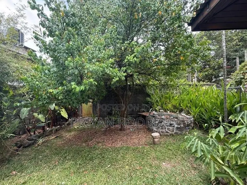 Thalawathugoda Temple Road 25 Perches of Land with an old House for Sa