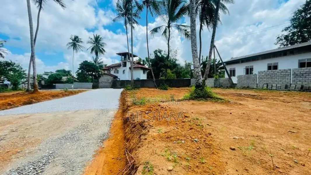 Yakkala නුවර පාරට 500M ක් නුදුරින් වටිනා බිම් කොටස් කිහිපයක්