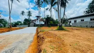 Yakkala නුවර පාරට 500M ක් නුදුරින් වටිනා බිම් කොටස් කිහිපයක්