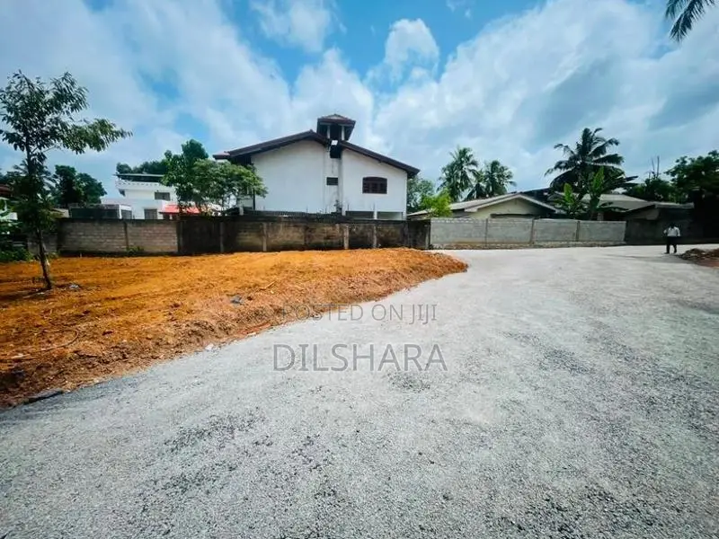 Yakkala නුවර පාරට 500M ක් නුදුරින් වටිනා බිම් කොටස් කිහිපයක්