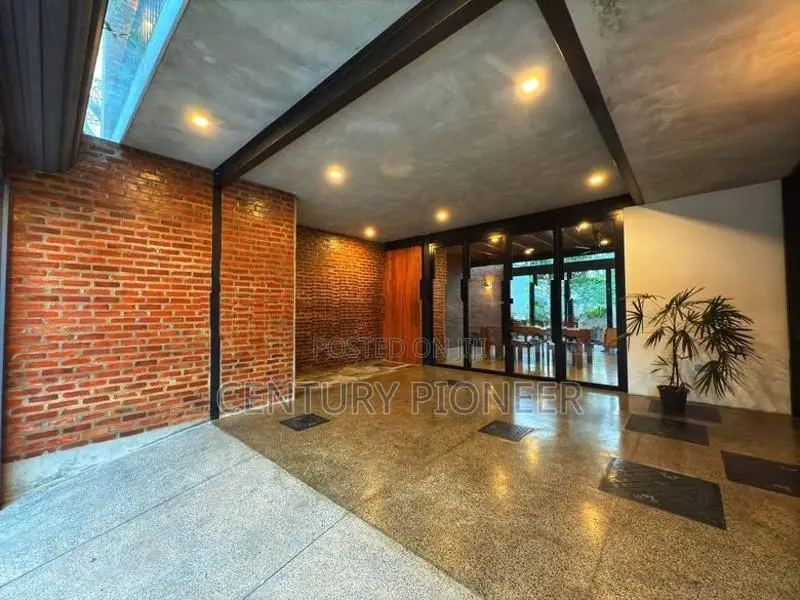 Modern Luxury House for Sale In Bokundara / Prime Location Code HJ040