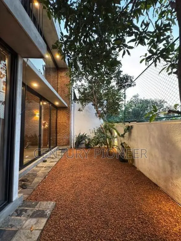 Modern Luxury House for Sale In Bokundara / Prime Location Code HJ040