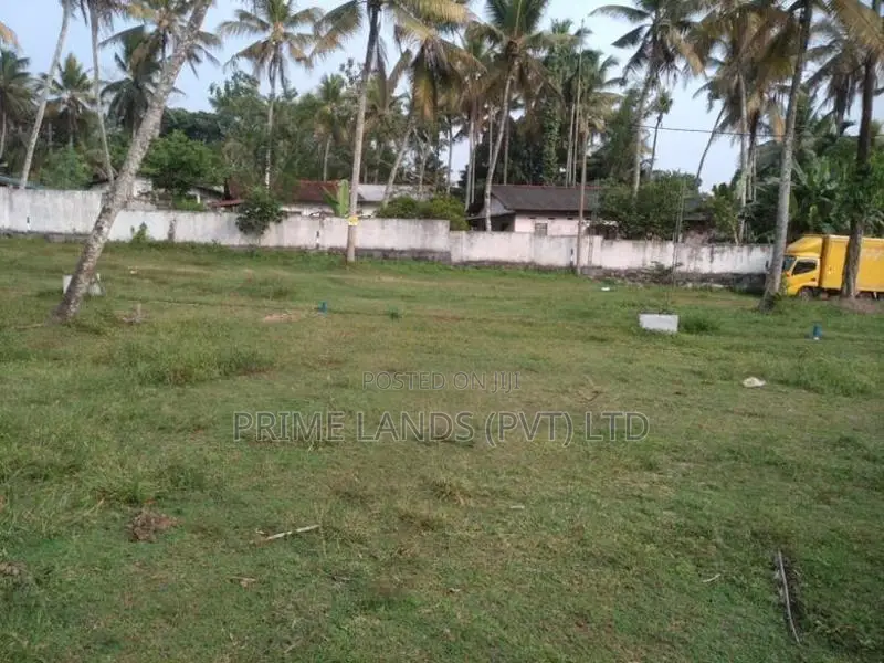 අතුරුගිරිය මිලේනියම් සිටි හන්දියට ආසන්නව බිම් කොටසක් විකිණීමට