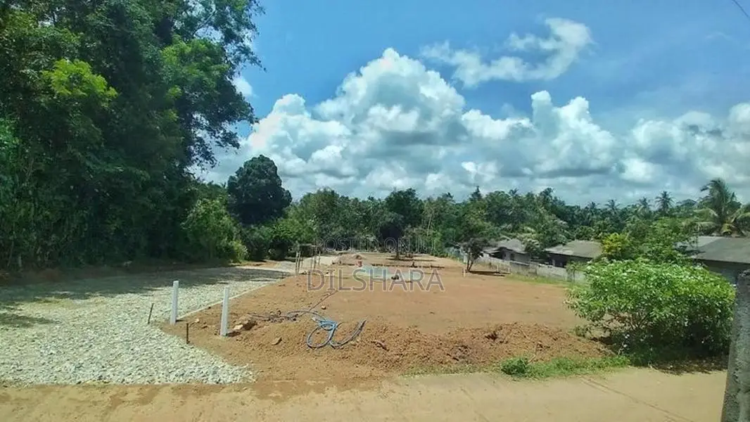Gampaha උඩුගම්පල නගරසීමාවෙන් වටිනා බිම් කොටස් කිහිපයක්