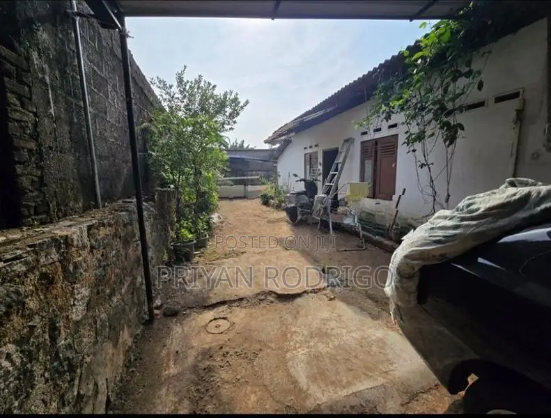 Dehiwala, Attidiya 19.85 Perches of Land with a very Old House for Sal
