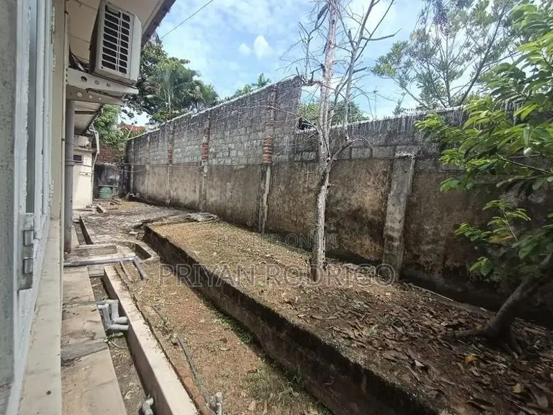 Kirulapona - Colombo 05, 19.5 Prime Land with a Large House for Sale