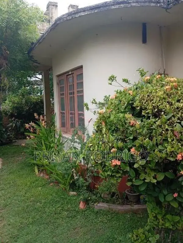 Mount Lavinia Samudrasanna Rd 20 perches Land with House for Sale