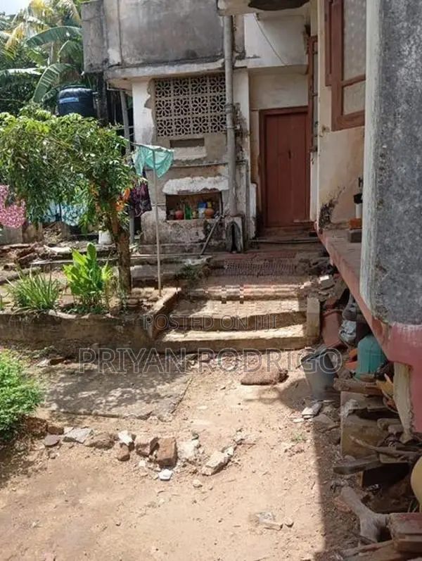 Mount Lavinia Samudrasanna Rd 20 perches Land with House for Sale