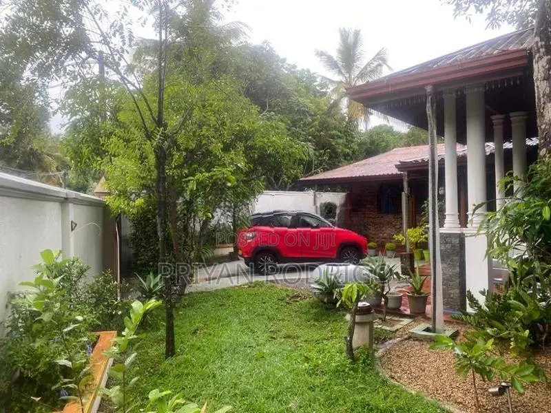 Thalawathugoda, 19.5 Perch Land with a Beautiful 04 BR House for Sale